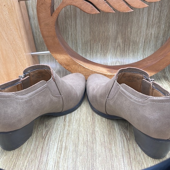 NATURAL SOUL Side Zip Faux Leather Booties - 9 (Beige) - Picture 5 of 9